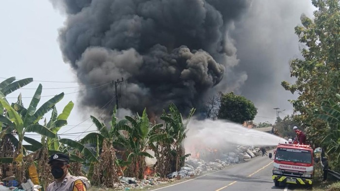 Gudang pengepul rongsokan di Lampung Selatan, terbakar