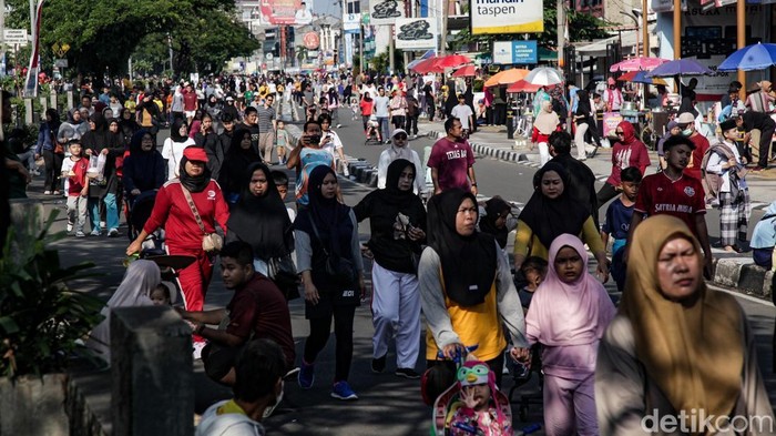 Warga memadati kawasan Jalan Margonda Raya, Kota Depok, Jawa Barat, untuk mengikuti kegiatan hari bebas kendaraan bermotor atau car free day (CFD), Minggu (11/10/2026). Kegiatan yang berlangsung pada Minggu pagi ini menjadi salah satu pilihan warga untuk berolahraga sekaligus menikmati suasana jalan tanpa kendaraan bermotor.