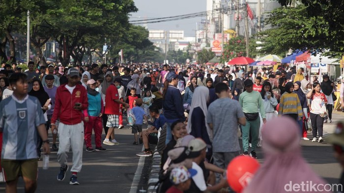 Warga memadati kawasan Jalan Margonda Raya, Kota Depok, Jawa Barat, untuk mengikuti kegiatan hari bebas kendaraan bermotor atau car free day (CFD), Minggu (11/10/2026). Kegiatan yang berlangsung pada Minggu pagi ini menjadi salah satu pilihan warga untuk berolahraga sekaligus menikmati suasana jalan tanpa kendaraan bermotor.