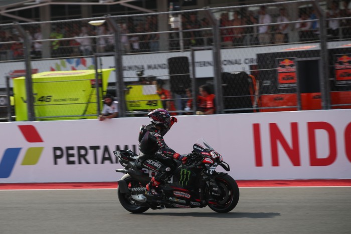 LOMBOK, INDONESIA - OCTOBER 11: Third place finisher Jorge Martin of Spain riding the Factory Racing Aprilia takes the chequered flag during the MotoGP Race on October 11, 2026 in Lombok, Indonesia. (Photo by Gold & Goose Photography/Getty Images)