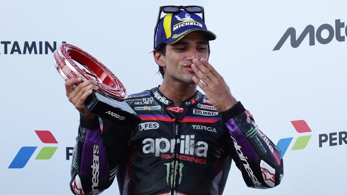 MotoGP - Indonesian Grand Prix - Mandalika International Street Circuit, Mandalika, Indonesia - October 11, 2026 Third place Aprilia Racings Jorge Martin celebrates on the podium with a trophy after the MotoGP race REUTERS/Willy Kurniawan