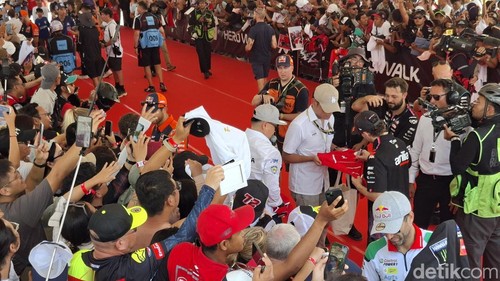 Jorge Martin hingga Marc Marquez menyapa penonton saat agenda Hero Walk beberapa saat menjelang balapan utama MotoGP Mandalika, Minggu (11/10/2026). (Foto: Ahmad Viqi/detikBali)