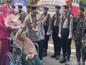Penyambutan Kapolda Jatim Irjen Dekananto Diiringi Atraksi Budaya