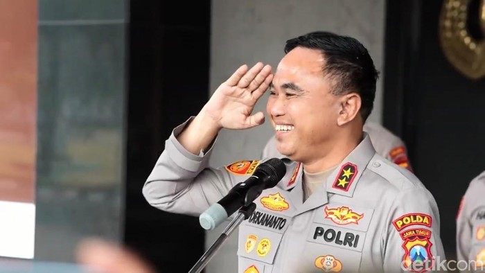Kapolda Jatim yang baru, Irjen Dekananto saat menyapa wartawan usai pisah sambut di Polda Jatim.