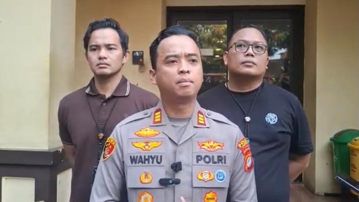 Kapolsek Tambora AKP Wahyu Hidayat (tengah (dok. istimewa)