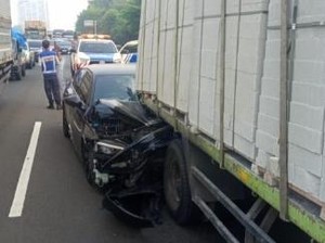 Sedan Ringsek Usai Seruduk Truk Hebel di Tol Jagorawi, Sopir Diduga Ngantuk