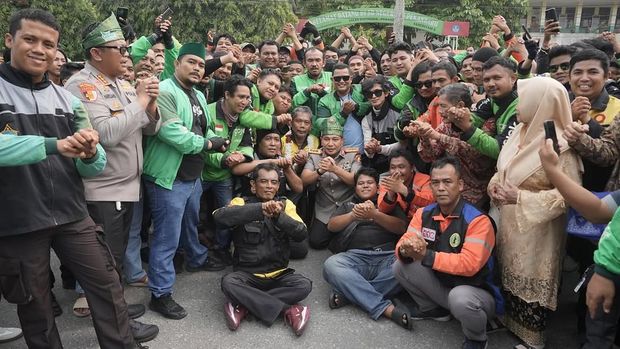 Komunitas ojol di Pekanbaru, Riau melepas Komjen Herry Heryawan yang kini menjabat sebagai Kabaharkam Polri, Minggu (11/10/2026).