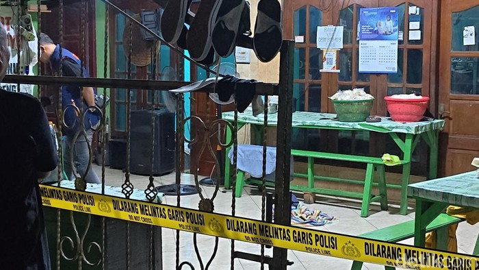 Kondisi rumah TKP Paryono yang ditemukan tergeletak di depan halaman rumah, Minggu (11/10/2026).