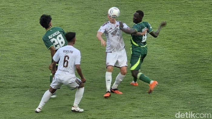 Laga antara PSS Sleman vs PSM Makassar di Stadion Maguwoharjo, Sleman, Minggu (11/10/2026).