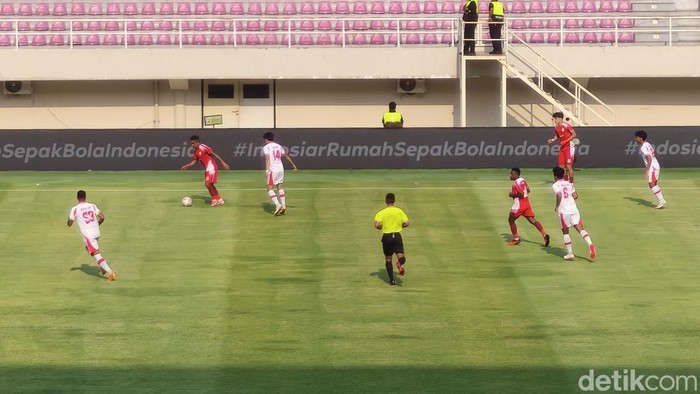 Laga Persis Solo melawan De Red pada pekan ke-5 Liga Championship 2026/2027, di Stadion Manahan, Kota Solo, Minggu (11/10/2026)