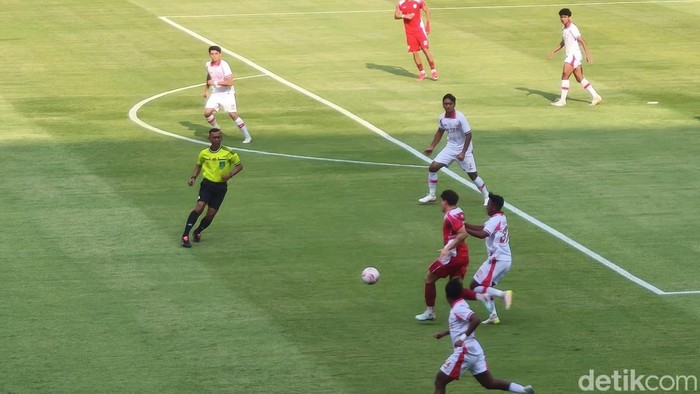 Laga Persis Solo melawan De Red pada pekan ke-5 Liga Championship 2026/2027, di Stadion Manahan, Kota Solo, Minggu (11/10/2026)