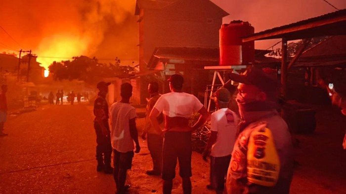 Lahan gambut terbakar hingga mengakibatkan ratusan rumah ikut terbakar