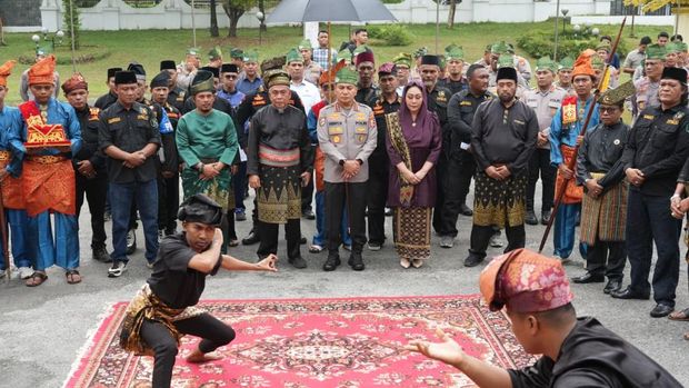 Lembaga Adat Melayu Riau menggelar majelis pelepasan Komjen Herry Heryawan yang mengakhiri masa tugas sebagai Kapolda Riau, Sabtu (10/10/2026).