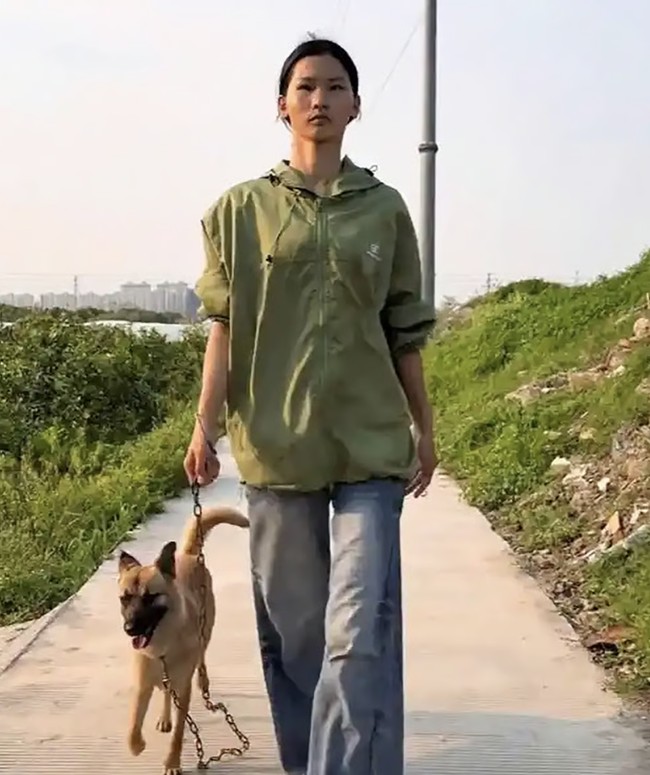 Leng kemudian membantu bisnis pengumpulan dan daur ulang sampah milik ayah kekasihnya. Pekerjaan sebagai pemulung masih dijalaninya meski kini mulai mendapat perhatian dari industri modeling. Bagi Leng, pekerjaan tersebut menjadi sumber penghasilan, sementara modeling merupakan impian yang ingin ia kejar. Foto: dok. Baidu