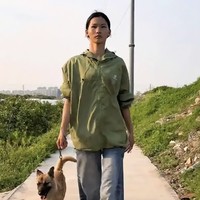 Leng kemudian membantu bisnis pengumpulan dan daur ulang sampah milik ayah kekasihnya. Pekerjaan sebagai pemulung masih dijalaninya meski kini mulai mendapat perhatian dari industri modeling. Bagi Leng, pekerjaan tersebut menjadi sumber penghasilan, sementara modeling merupakan impian yang ingin ia kejar. Foto: dok. Baidu