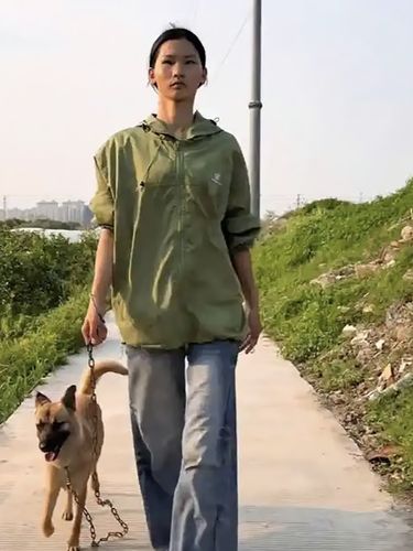 Transformasi Mengejutkan Pemulung Asal Negeri Tirai Bambu Menembus Panggung Catwalk (4)