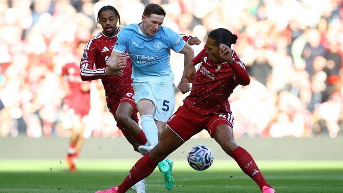 Soccer Football - Premier League - Liverpool v Manchester City - Anfield, Liverpool, Britain - October 11, 2026 Manchester Citys Elliot Anderson in action with Liverpools Bradley Barcola and Virgil van Dijk REUTERS/Phil Noble EDITORIAL USE ONLY. NO USE WITH UNAUTHORIZED AUDIO, VIDEO, DATA, FIXTURE LISTS, CLUB/LEAGUE LOGOS OR LIVE SERVICES. ONLINE IN-MATCH USE LIMITED TO 120 IMAGES, NO VIDEO EMULATION. NO USE IN BETTING, GAMES OR SINGLE CLUB/LEAGUE/PLAYER PUBLICATIONS. PLEASE CONTACT YOUR ACCOUNT REPRESENTATIVE FOR FURTHER DETAILS..