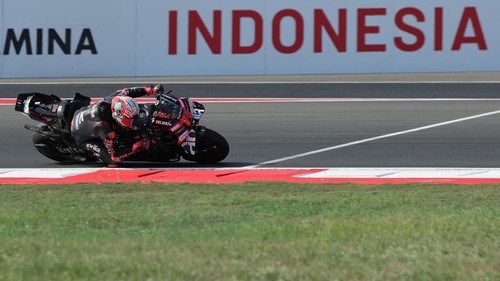 MotoGP - Indonesian Grand Prix - Mandalika International Street Circuit, Mandalika, Indonesia - October 11, 2026 Aprilia Racings Marco Bezzecchi in action during the MotoGP race REUTERS/Willy Kurniawan