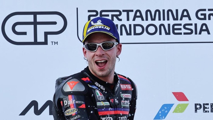 MotoGP - Indonesian Grand Prix - Mandalika International Street Circuit, Mandalika, Indonesia - October 11, 2026 Aprilia Racings Marco Bezzecchi celebrates on the podium after winning the MotoGP race REUTERS/Willy Kurniawan