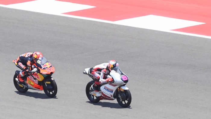 Pembalap CFMOTO Gaviota Aspar Team Maximo Quiles (tengah) berfoto dengan pembalap Liqui Moly Dynavolt Intact GP David Almansa (kiri) dan pembalap Red Bull KTM Ajo Brian Uriarte (kanan) sebagai pemenang Race Moto3 Indonesia 2026 di Sirkuit Internasional Pertamina Mandalika, Lombok Tengah, NTB, Minggu (11/10/2026). Maximo Quiles memenangkan balapan tersebut sekaligus mengunci gelar sebagai juara dunia Moto3 2026 dengan total poin klasemen 351.  ANTARA FOTO/Fikri Yusuf