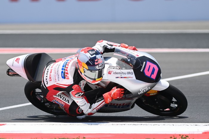 Pembalap CFMOTO Gaviota Aspar Team Maximo Quiles (tengah) berfoto dengan pembalap Liqui Moly Dynavolt Intact GP David Almansa (kiri) dan pembalap Red Bull KTM Ajo Brian Uriarte (kanan) sebagai pemenang Race Moto3 Indonesia 2026 di Sirkuit Internasional Pertamina Mandalika, Lombok Tengah, NTB, Minggu (11/10/2026). Maximo Quiles memenangkan balapan tersebut sekaligus mengunci gelar sebagai juara dunia Moto3 2026 dengan total poin klasemen 351.  ANTARA FOTO/Fikri Yusuf