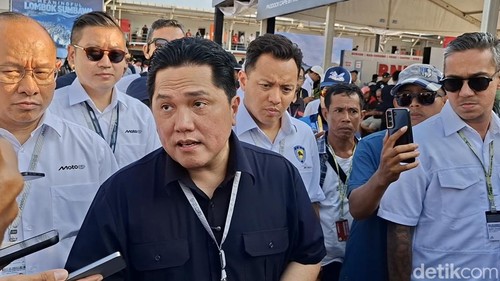 Menpora Erick Thohir diwawancarai seusai balapan MotoGP Mandalika, Minggu (11/10/2026). (Foto: Ahmad Viqi/detikBali).