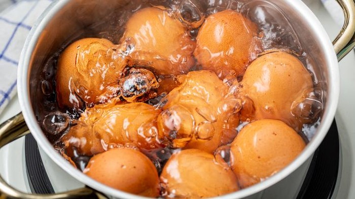 Merebus telur dengan tambahan garam