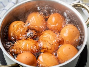 Bukan Mitos! Ini Alasan Garam Ideal Ditambahkan Saat Merebus Telur