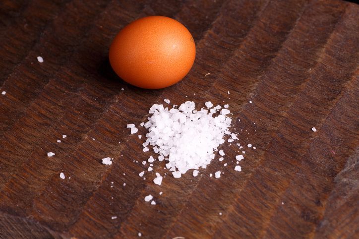 Merebus telur dengan tambahan garam