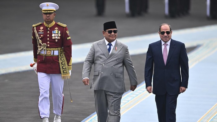 Presiden Prabowo Subianto (kedua kanan) menyambut kedatangan Presiden Mesir Abdel Fattah al-Sisi di Istana Merdeka, Jakarta, Minggu (11/10/2026). Presiden Prabowo Subianto menerima kunjungan Presiden Mesir Abdel Fattah al-Sisi untuk melakukan bilater