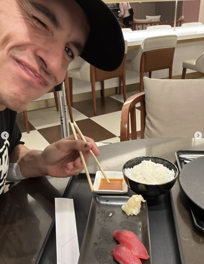 Momen Santai Marc Marquez Nikmati Sushi hingga Bikin Sosis Panggang