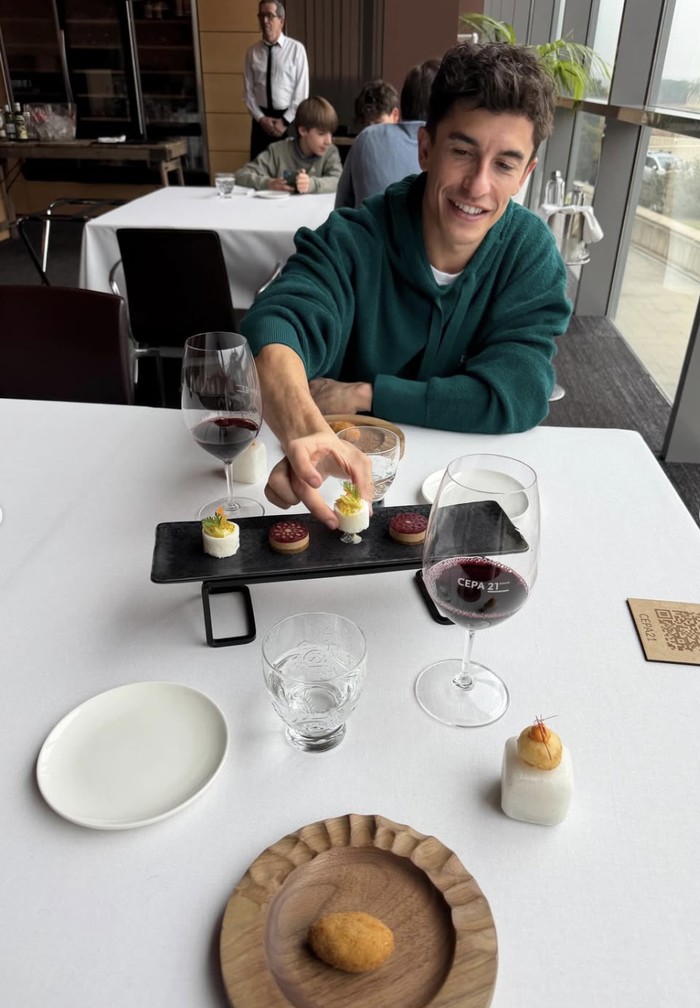 Momen Santai Marc Marquez Nikmati Sushi hingga Bikin Sosis Panggang