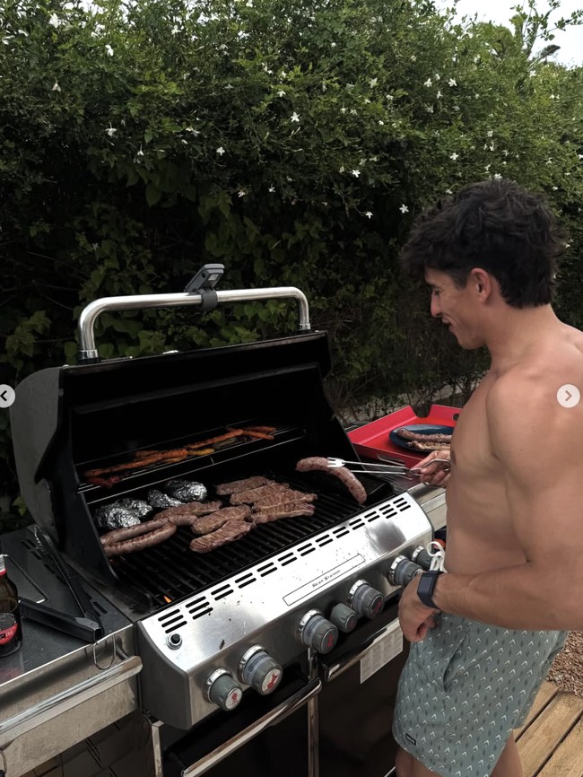 Momen Santai Marc Marquez Nikmati Sushi hingga Bikin Sosis Panggang