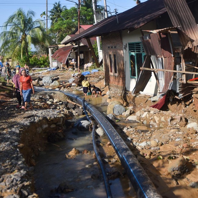 Pasca Banjir Bandang di Padang, Rumah Rusak hingga Akses Jalan Terputus