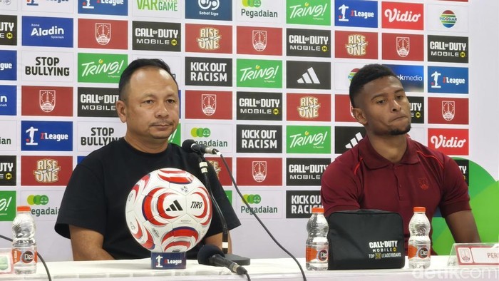 Pelatih Persis Solo Ricky Nelson, saat konferensi pers di Stadion Manahan, Solo, Minggu (11/10/2026).
