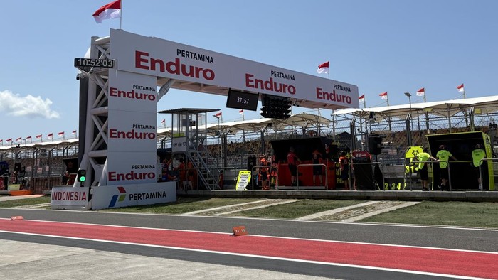 Mandalika, Lombok Tengah, Nusa Tenggara Barat (NTB), menjadi pusat perhatian saat ajang Pertamina Grand Prix of Indonesia atau MotoGP 2026 berlangsung pada 9–11 Oktober 2026. Gelaran balap motor dunia ini tidak hanya menyuguhkan persaingan di lintasan, tetapi juga menghadirkan beragam aktivitas di kawasan Sirkuit Mandalika yang menarik perhatian pengunjung.
