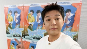 Dengan nada bercanda, Shindong ikut berpose di depan poster promosi Super Junior D&E karena merasa tak kebagian tempat di poster tersebut! Foto: dok. Instagram @earlyboysd