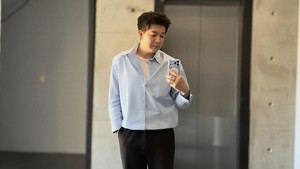Berpose mirror selfie dengan kemeja biru kasual, perubahan bentuk tubuh Shindong yang makin fit terlihat sangat jelas. Foto: dok. Instagram @earlyboysd