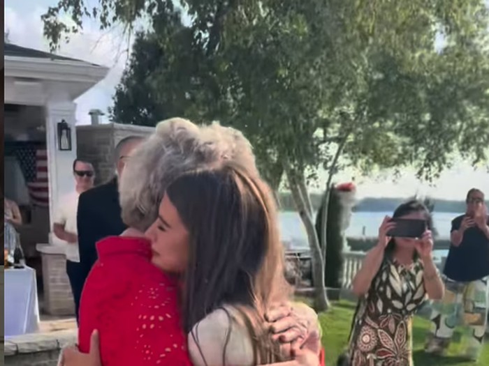 Pengantin ini mengenakan gaun pernikahan warisan neneknya demi menghormati tradisi keluarga, menciptakan momen emosional yang penuh haru di hari bahagianya.