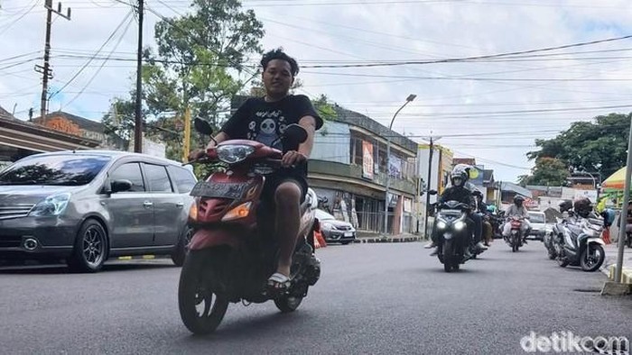 Ilustrasi pelanggaran lalin pengendara sepeda motor tidak menggunakan helm di Kota Batu