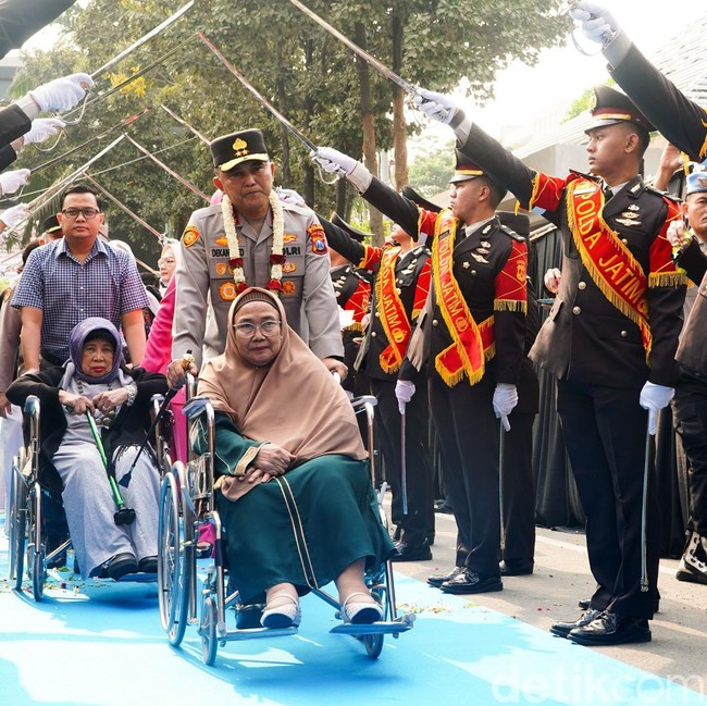 Momen Penyambutan Kapolda Jatim Irjen Dekananto Eko Purwono
