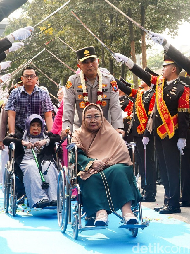 Momen Penyambutan Kapolda Jatim Irjen Dekananto Eko Purwono