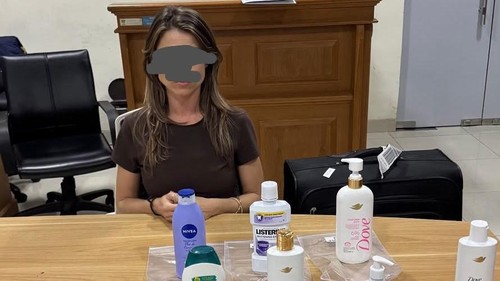 Perempuan Brasil berinisial TCDS diamankan petugas di Bandara I Gusti Ngurah Rai, Bali, lantaran membawa narkotika jenis kokain cair mencapai 3,6 kilogram. (Foto: Dok. Polda Bali)