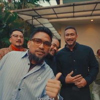 Menurut Vincent Rompies, pernikahan yang dihadiri teman-teman artis tersebut sempat dirahasiakan. Beberapa tamu yang hadir seperti, Tora Sudiro, Omesh, Darto, Boris Bokir, dan Indra Jegel. Foto: Instagram @dikta