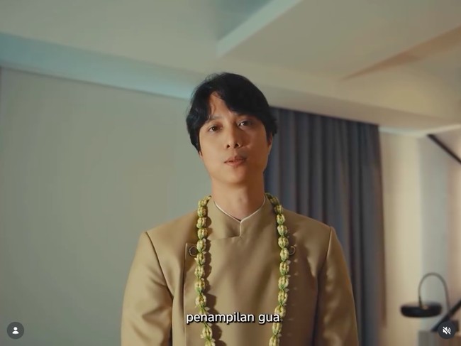 Dalam video, Dikta mengenakan beskap berwarna krem yang sederhana saat akad nikah. Ia pun tampak santai, tak terlihat gugup sebelum mengucapkan ijab kabul. Foto: Instagram @dikta