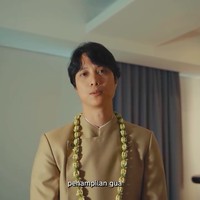 Dalam video, Dikta mengenakan beskap berwarna krem yang sederhana saat akad nikah. Ia pun tampak santai, tak terlihat gugup sebelum mengucapkan ijab kabul. Foto: Instagram @dikta