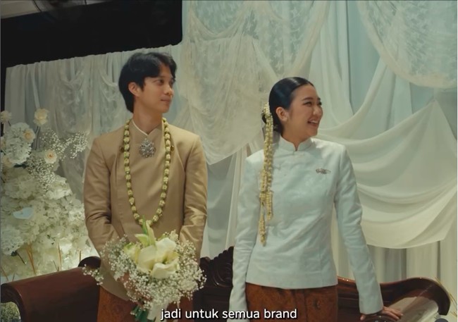 Sedangkan Rachel mengenakan kebaya putih berpotongan kerah cheongsam yang dipadukan dengan rok Batik bernuansa cokelat. Foto: Instagram @dikta