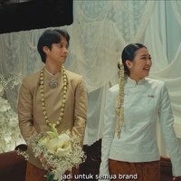 Sedangkan Rachel mengenakan kebaya putih berpotongan kerah cheongsam yang dipadukan dengan rok Batik bernuansa cokelat. Foto: Instagram @dikta