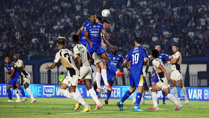 Persib Bandung vs Dewa United.