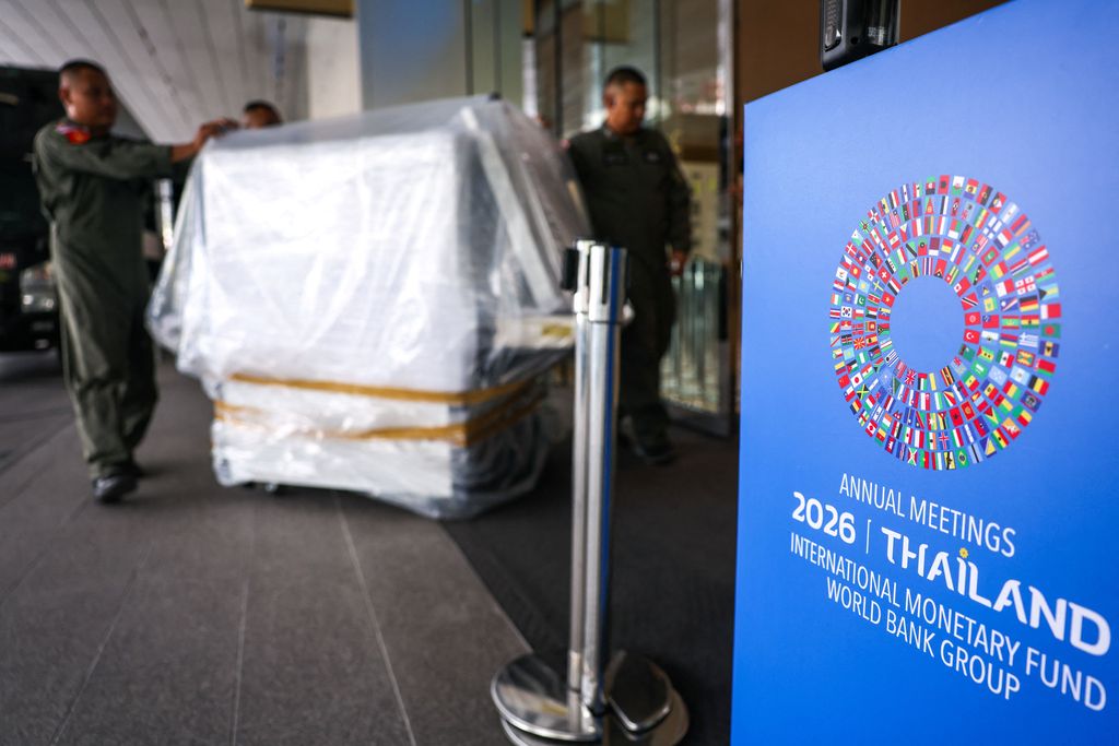 Petugas kepolisian mendorong mesin sinar-X untuk dipasang menjelang Pertemuan Tahunan IMF-Bank Dunia 2026 di Queen Sirikit National Convention Center (QSNCC) di Bangkok, Thailand, pada 9 Oktober 2026. (REUTERS/Athit Perawongmetha)